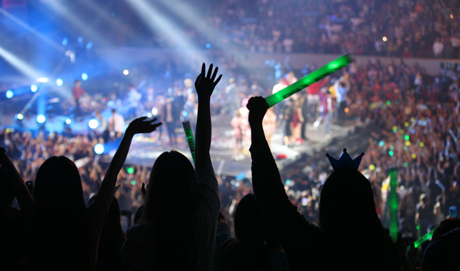 克服Corona Blue的方法，如在家滑手機和聽音樂，另一個方法是和朋友通話。此圖為治療憂鬱的建議展示。