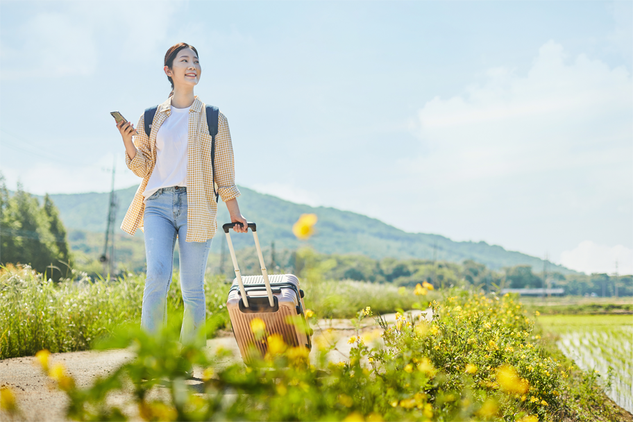疫情好轉後韓國人想做的事情包括旅行和參加朋友聚會，圖中有旅行袋和旅行背景。