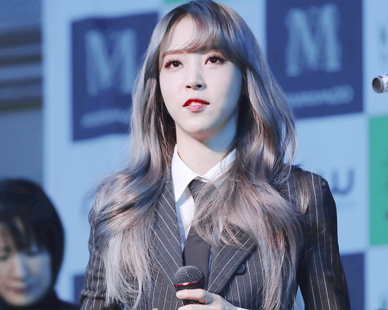 แฟชั่นผมยาวสีเงินสไตล์เกาหลีในการแสดงบนเวทีพร้อมชุดสูทขีด