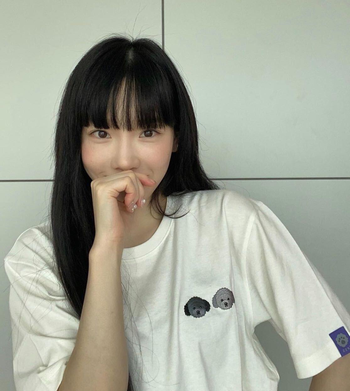 完全におでこを隠すフルバング、韓国ファッションスタイル。