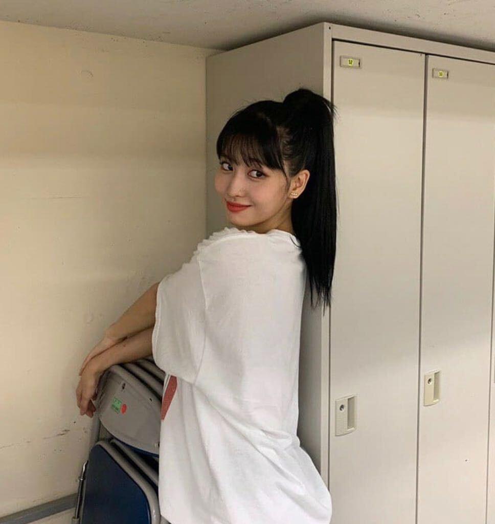 韓国トレンドのフルバングスタイル。黒髪との相性も抜群の前髪。