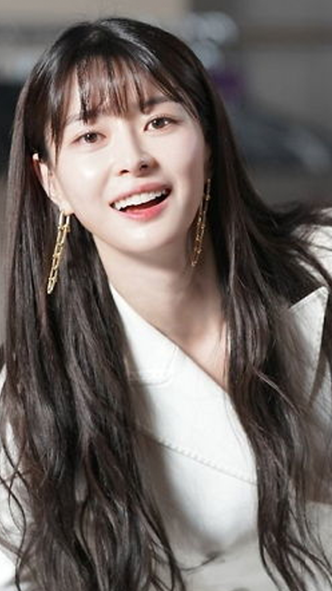 Người phụ nữ đang ngồi, tóc dài buông xõa và không nhìn thấy mặt.