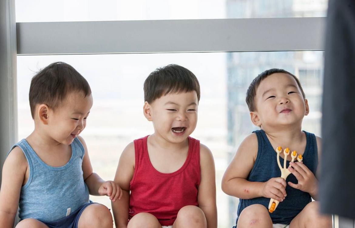 韓国の名付け文化に関するイラスト。家族で名前をつける際には、特に兄弟姉妹の名前の一文字をお揃えにすること、または希望する意味を持つ漢字を選ぶなど、伝統的な方法が用いられることがあります。