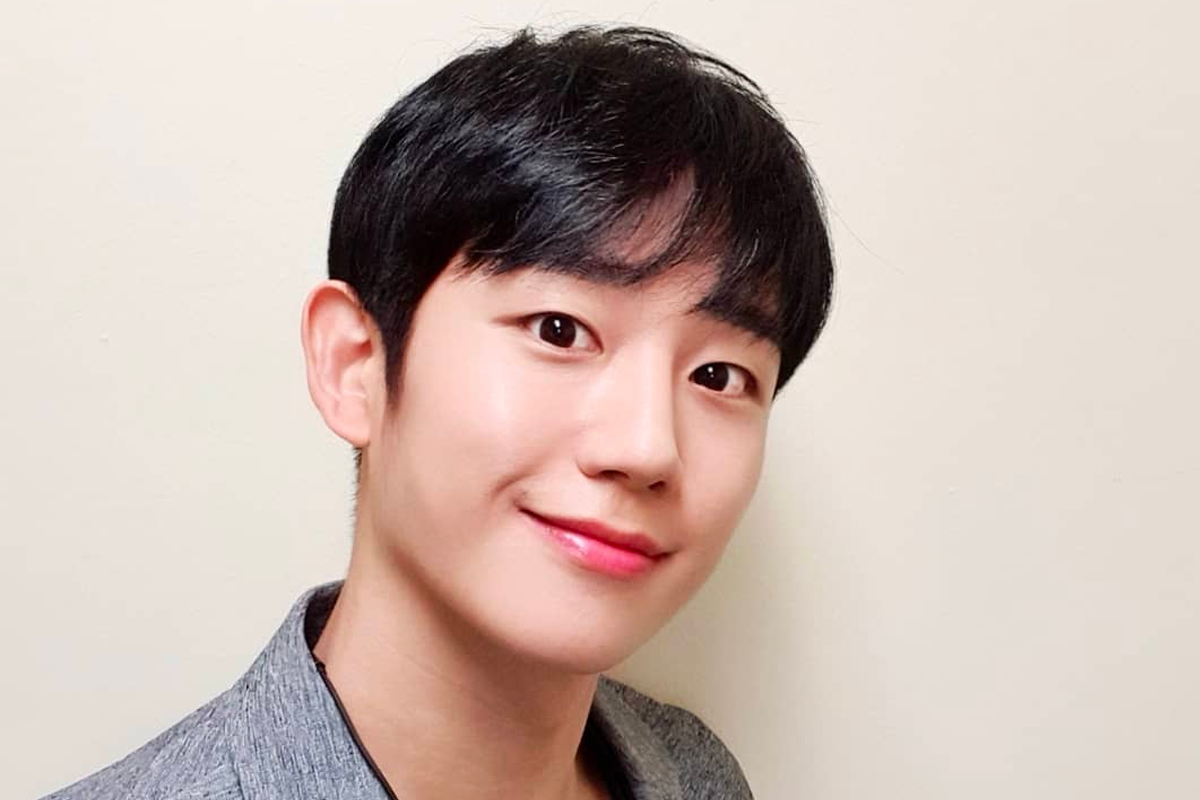 韓國男演員丁海寅，以較晚的出道年齡完成學業和兵役，因此不需面對因兵役消失兩年的困擾，被粉絲愛稱為「國民年下男」。