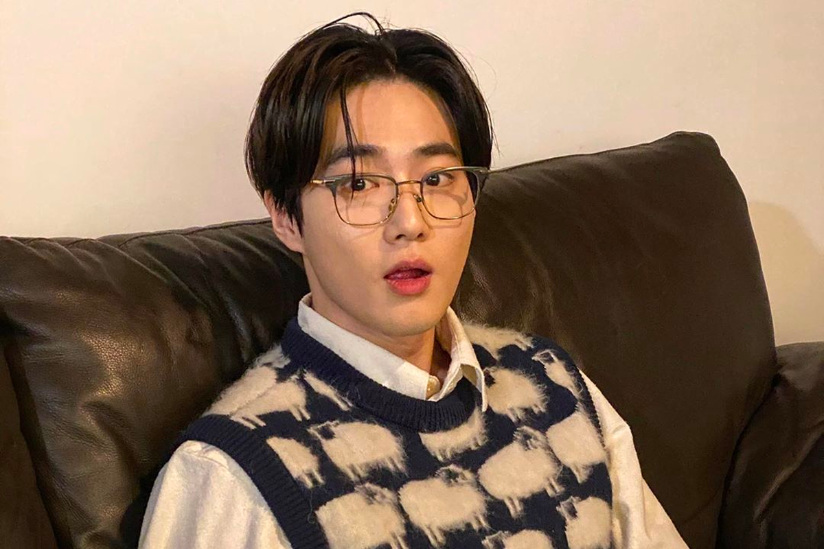 韓國人氣男組合EXO隊長SuHo，皮膚如白玉般細膩，眼神清澈如小鹿，擁有温暖的教會哥哥形象，是團內唯一的佛教徒。