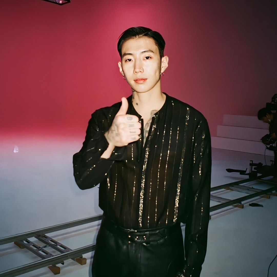 AOMG社長及知名Rapper Jay Park穿著黑色閃光條紋襯衫，給予大拇指讚好手勢，顯示出他自信的態度。