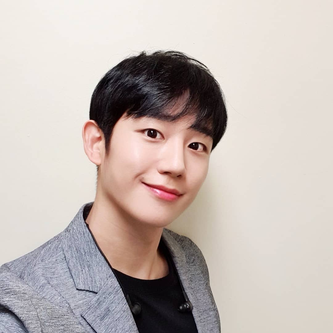 演員丁海寅在一個電視節目片段中的特寫，他身穿運動服，強調出他年輕且健康的形象。