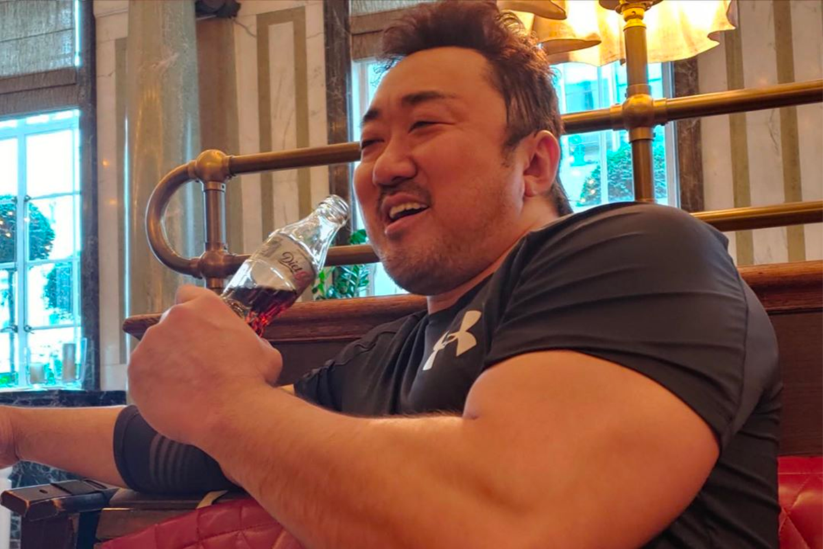 韓國演員馬東石以其肌肉身形為人所識，他在美國長大，曾擔任運動員和私人教練，同時持有美國國籍。