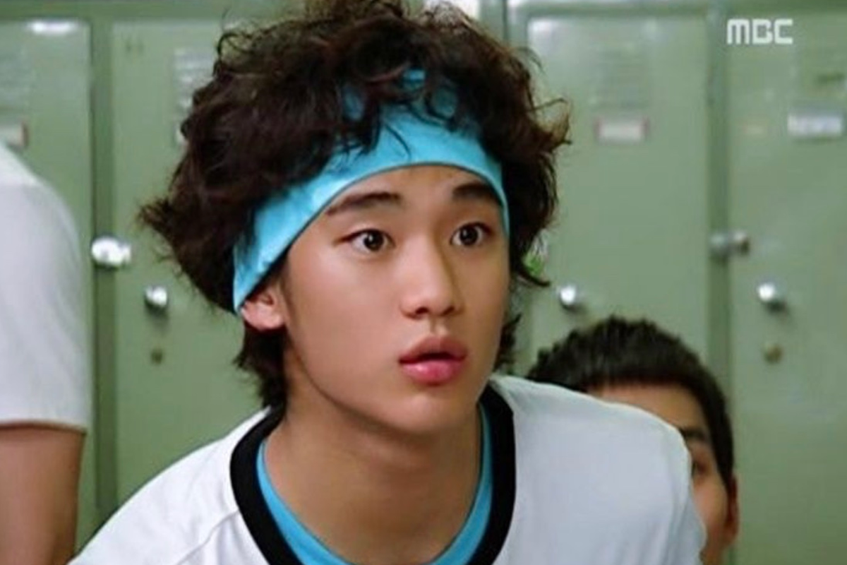 韓國頂級男演員金秀賢，出演《來自星星的你》後大受歡迎，他天生自然捲的頭髮曾在出道作品中幫助他通過試鏡。