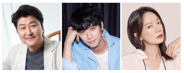 韓国映画『ブローカー』に出演するソン・ガンホ、カン・ドンウォン、ペ・ドゥナの宣伝写真。CJエンターテインメントとYGエンターテインメントが協力して製作された映画。
