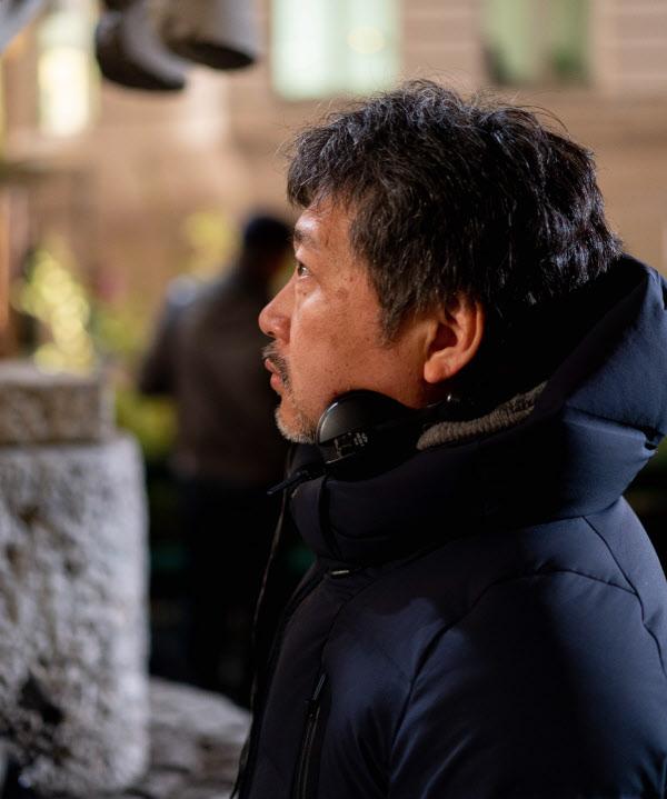 映画監督是枝裕和のプロモーション写真。彼は韓国映画『ブローカー』でソン・ガンホ、カン・ドンウォン、ペ・ドゥナと仕事をする。