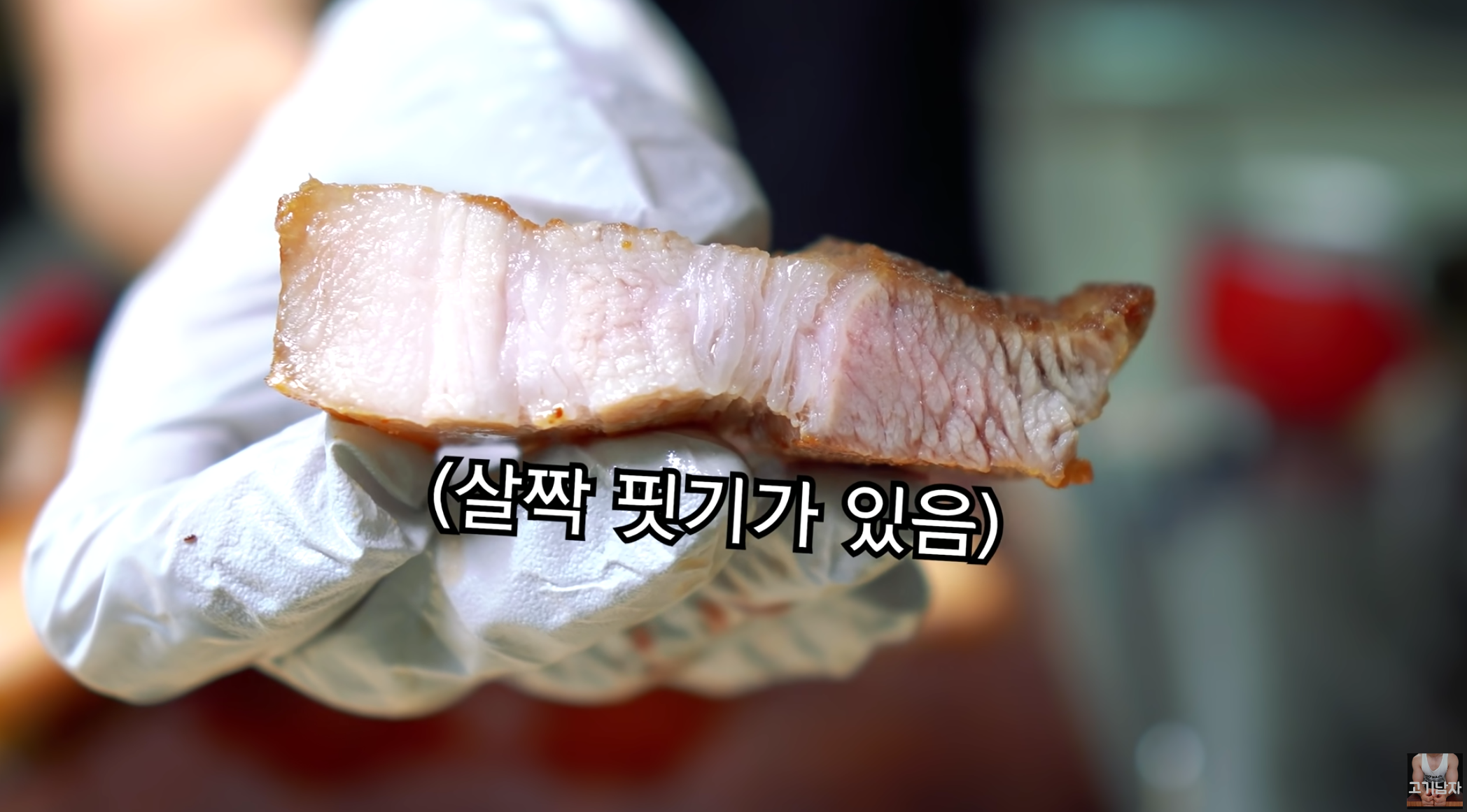 切成小片的三层肉，呈现肉质水嫩。