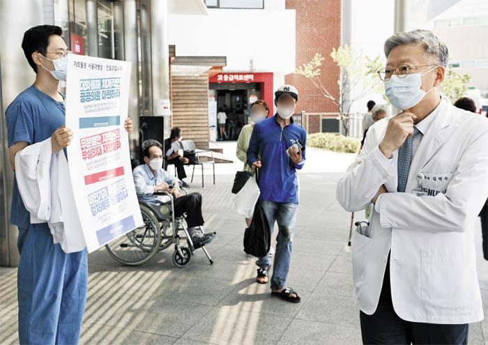 ดูเหมือนว่าการประชุมระหว่างแพทย์และรัฐบาลเกาหลีใต้ ยังไม่สามารถหาข้อตกลงที่ลงตัวได้ เหล่าแพทย์ยังคงเดินหน้าประท้วงแต่ฝ่ายรัฐบาลขู่ว่า แพทย์ที่ออกมาประท้วงอาจะถูกยึดใบประกอบอาชีพ!