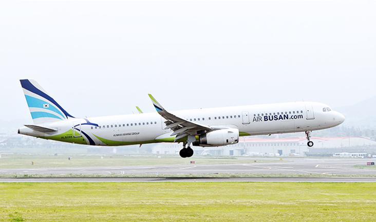 เครื่องบิน Air Busan ขึ้นบินสู่ท้องฟ้าในสนามบิน, แสดงถึงเส้นทางการบินเสมือนและโอกาสการเรียนรู้ในแวดวงการบินในสถานการณ์โควิด-19