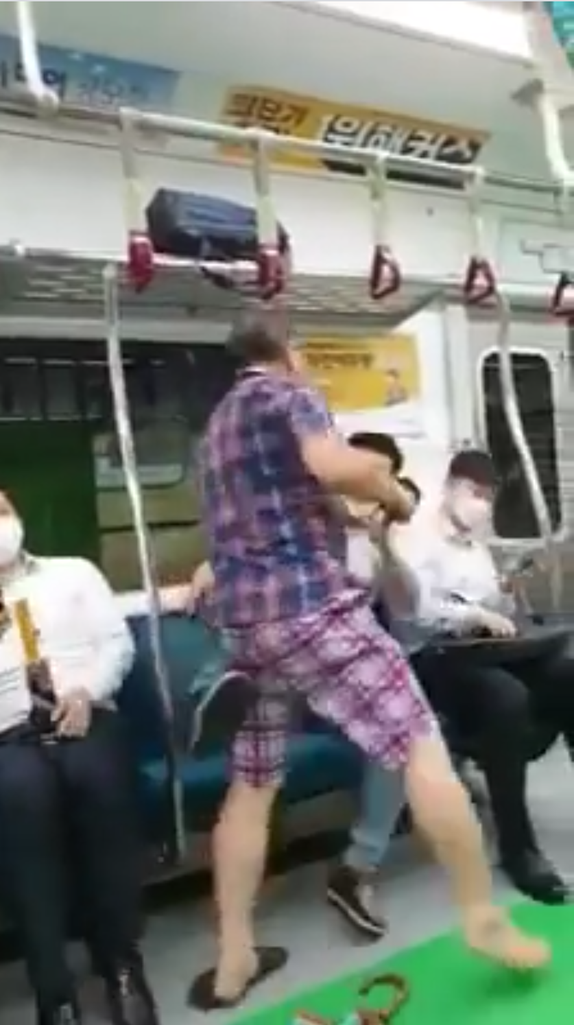 เกิดเหตุชายเกาหลีอายุประมาณ 50 ปี ก่อเหตุทำร้ายร่างกายผู้โดยสารที่เตือนที่เตือนให้ใส่แมสก์บนรถไฟใต้ดินสายที่ 2