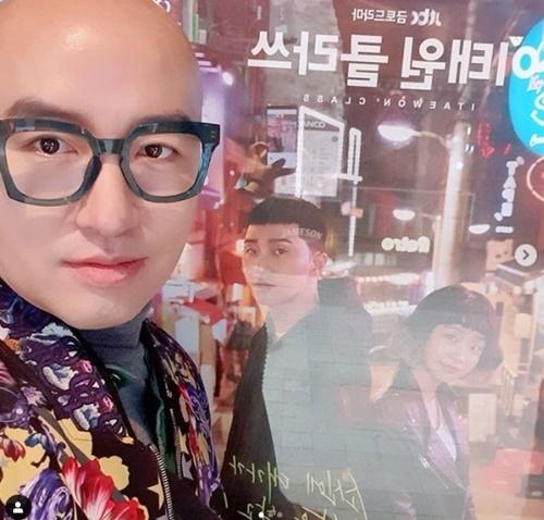 梨泰院の夜景が写った看板と華やかなジャケットの衣服のディテール。