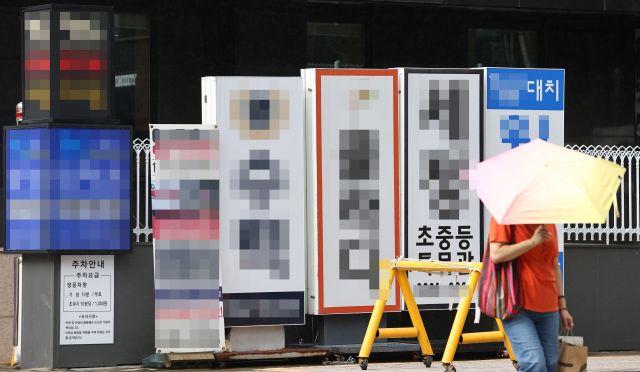 ソウル市内にある学習施設の前の風景。集合禁止命令が施行されたことを受けて、施設前を歩く人々が少なくなり、社会に新たに適応している様子が見られます。