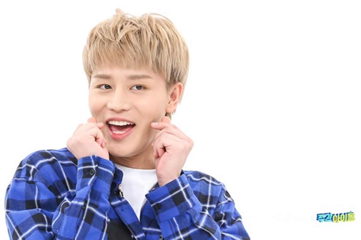 穿著藍色格子襯衫正在拍攝雜誌封面的NCT成員。