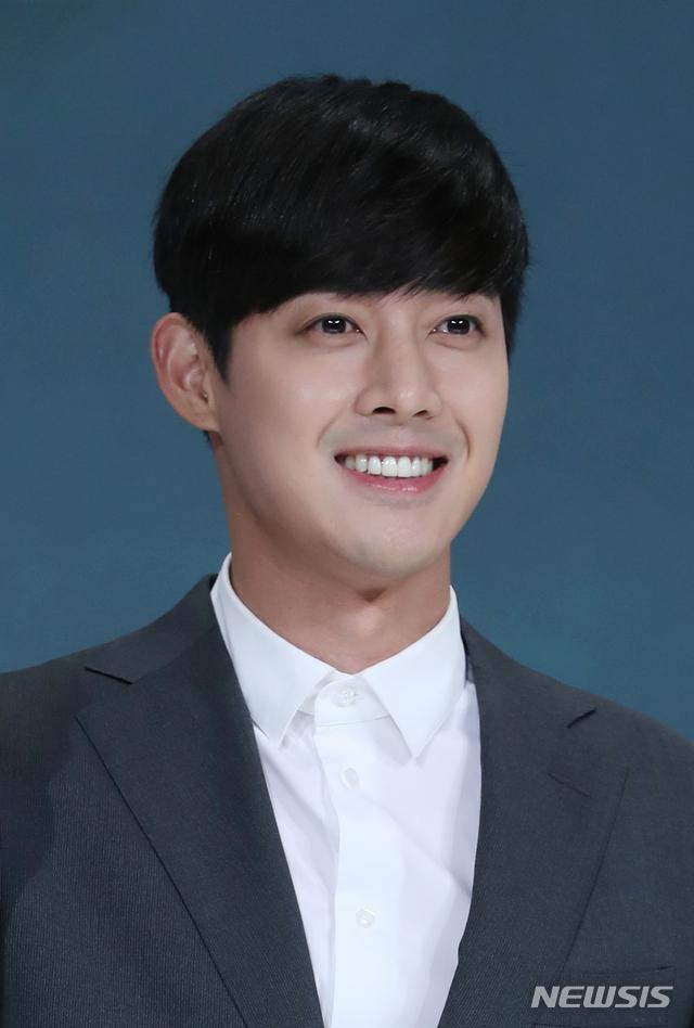 KBSWドラマ「時間が止まるその時」の製作発表会でスーツ姿のキム・ヒョンジュン、2018年ソウルで撮影