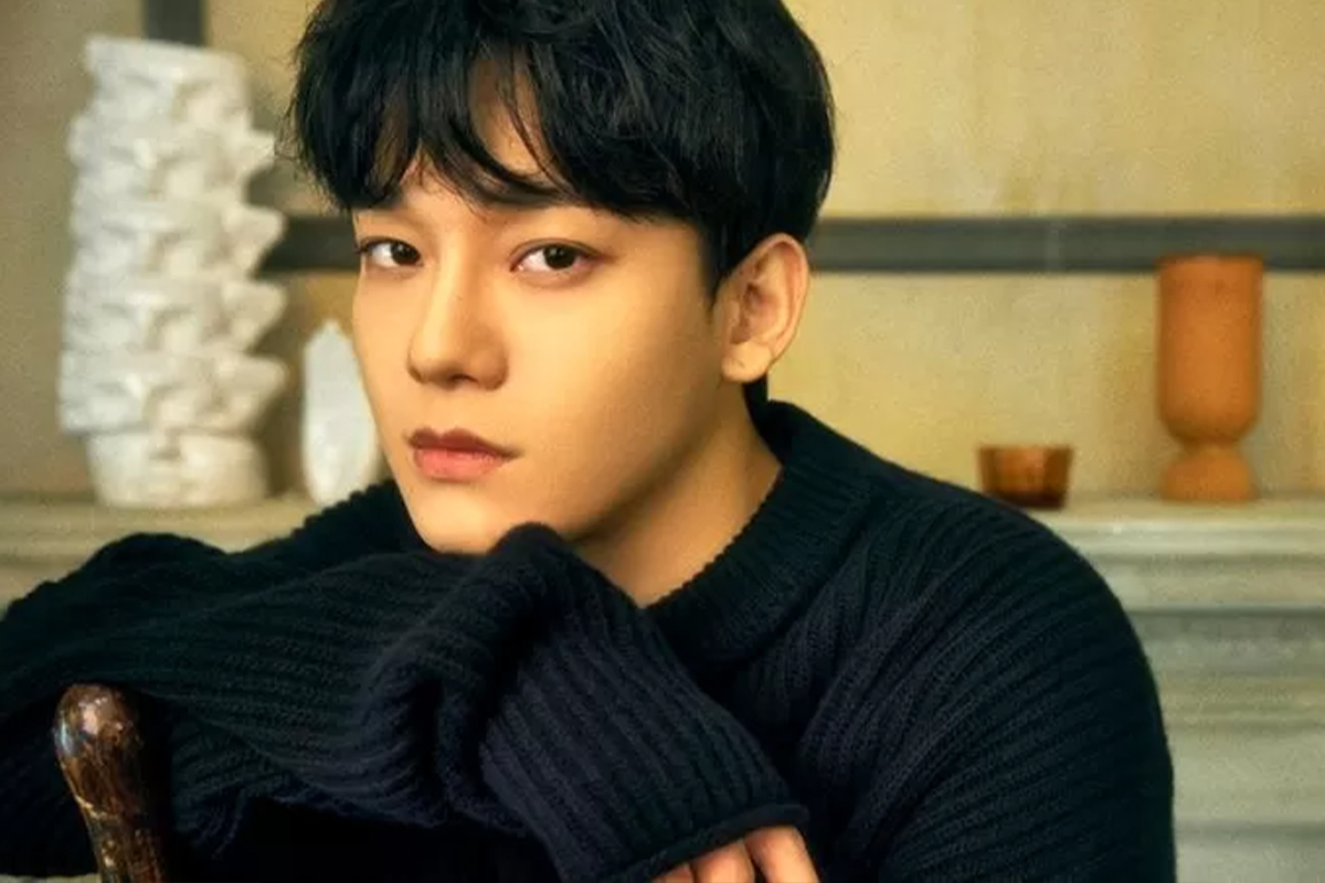 韓国の男優、軍服を着用し、笑顔で新兵訓練所の仲間と立つ姿。除隊を控え、彼の明るい表情が印象的。韓国兵役、2022年除隊予定者の一例。