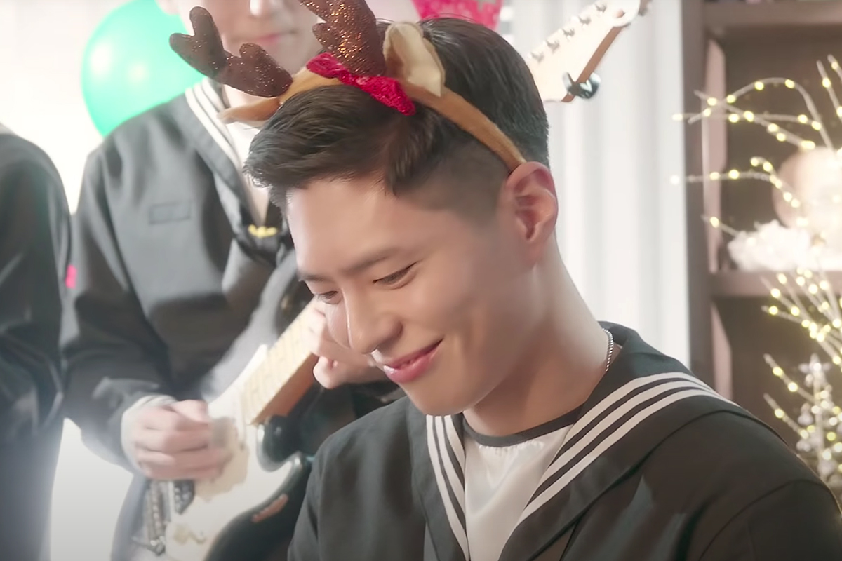 韓国軍服を着た海軍兵。韓国人気俳優が本人の海軍軍楽隊での活動中、除隊予定。ピアノのパフォーマンスと文化広報兵として活躍している様子。