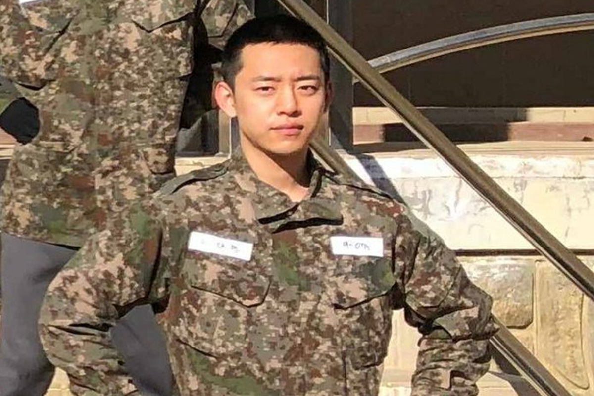 韓国のアイドルや俳優が軍隊で着用する軍服を着た姿。2022年に除隊予定の韓国芸能人であり、韓国軍隊での経験を反映。