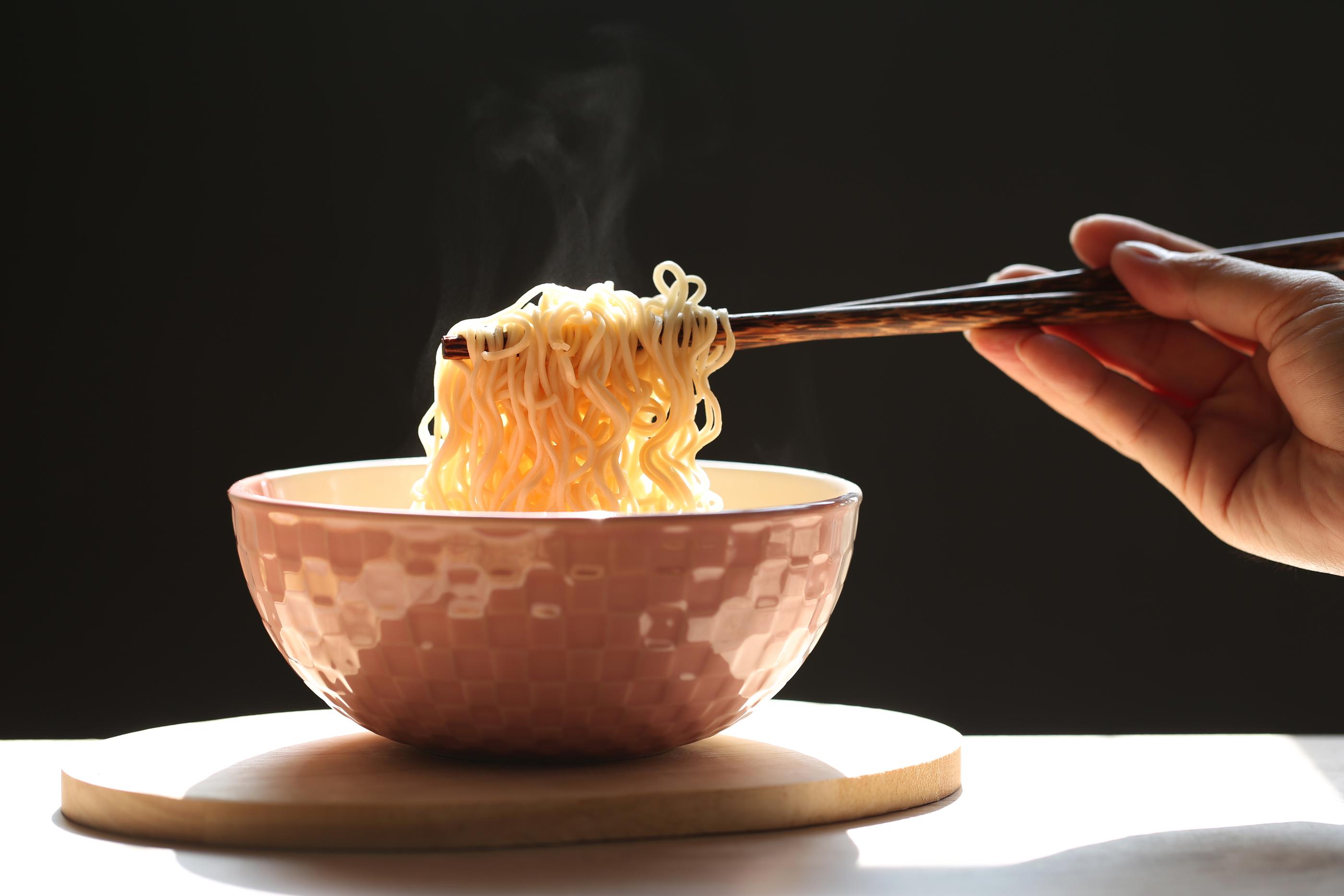 幾對香港的筷子放在同一個小碗裡，這些筷子多為圓頭或方頭木製或竹製，象徵著中國傳統文化中家的團圓與和諧。