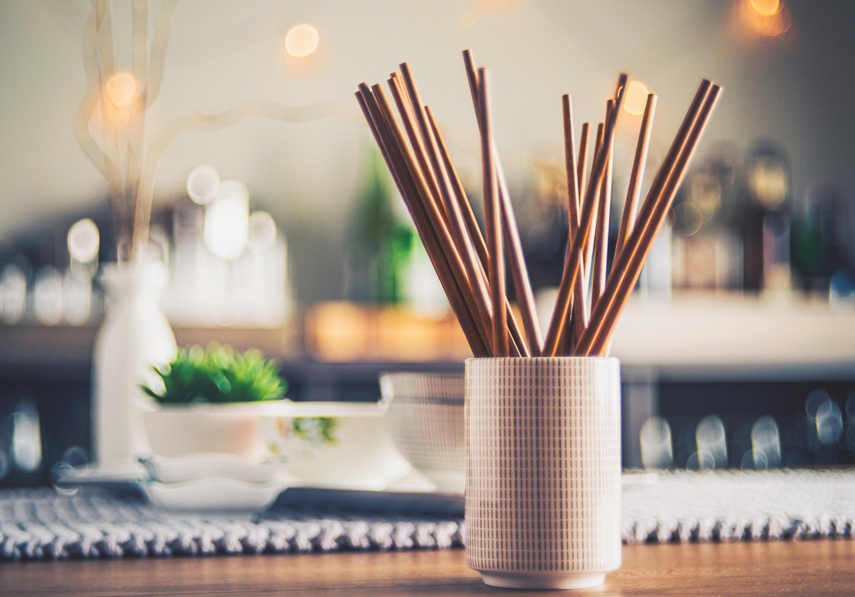 一碗韓國泡菜牛肉湯麵，旁邊放著橙色的韓國扁形筷子。這種筷子在韓國傳統文化中具有獨特的歷史背景，主要用於韓國美食的進食。