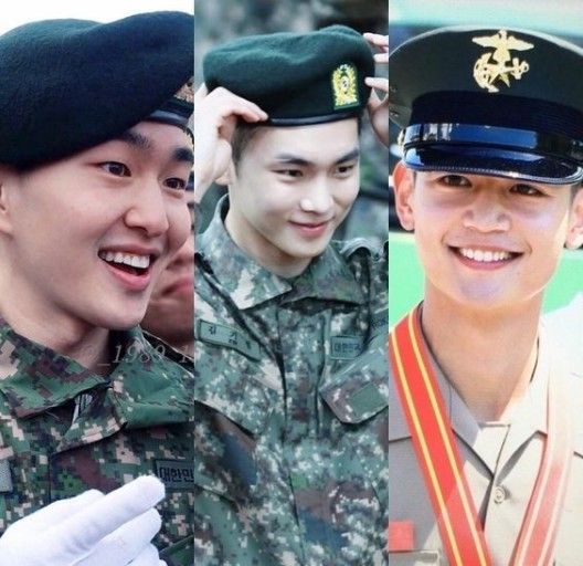 多位韓國軍人穿著陸軍制服與海軍服飾。