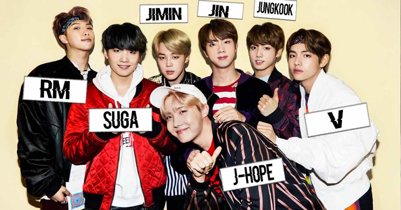 韓國流行音樂團體成員合影，成員穿著多樣化風格的服飾，代表年輕流行文化的一個例子。