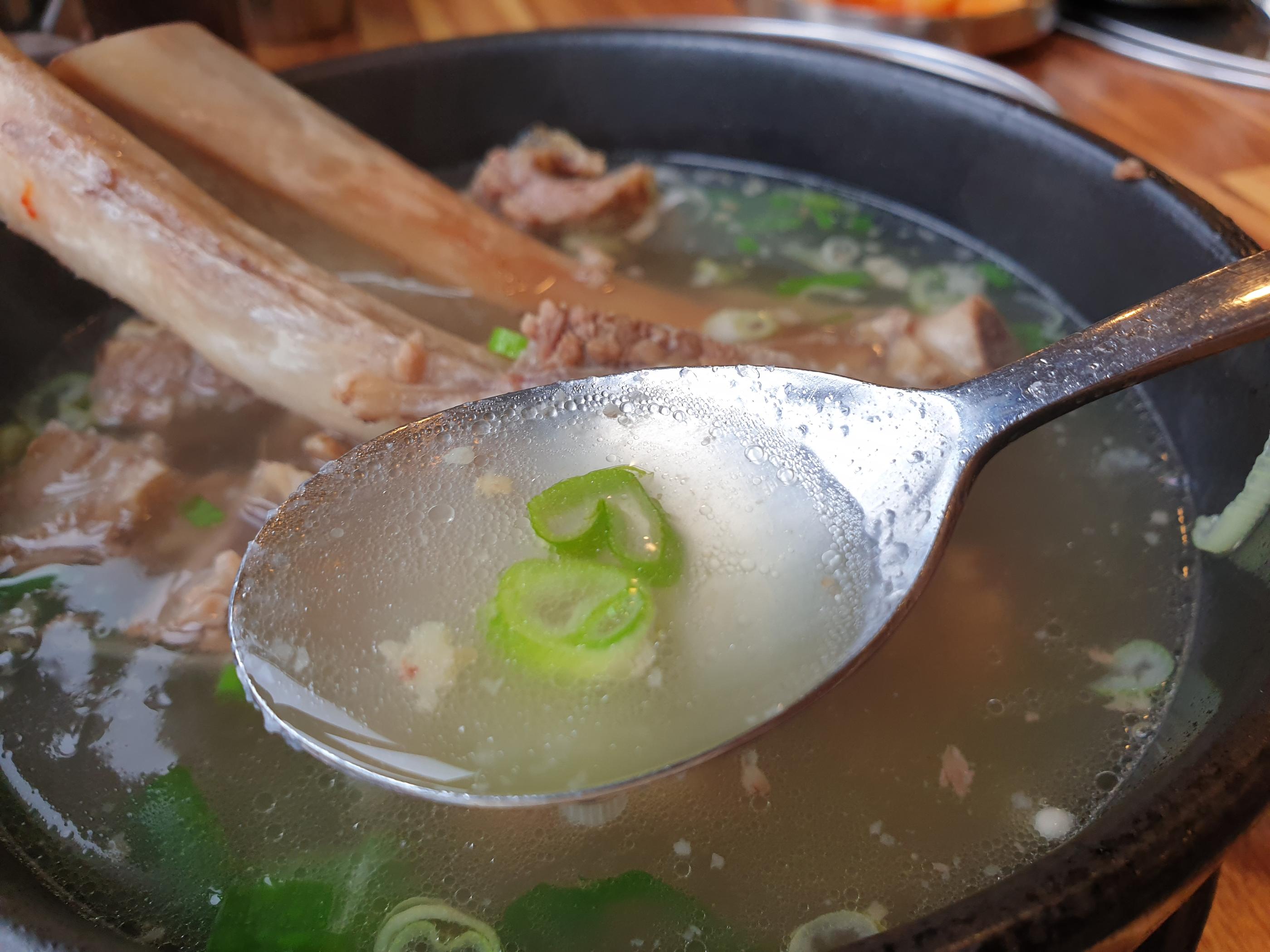 カルビタン、韓国旅行、韓国カルビタン、韓国料理、韓国タン、タン料理、韓国肉、韓国お肉料理、肉、ソルロンタン、牛骨スープ、牛スープ、トゥップルドゥンシム、骨付きカルビ