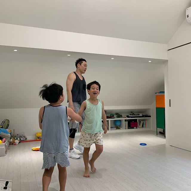 ภาพของแฝดซอออน ซอจุนในรายการวาไรตี้เกาหลี The Return of Superman บนพื้นหลังสีขาวที่ทำให้เห็นความน่ารักของเด็กเด็กสองคนที่กำลังเล่นกันอยู่ในบ้าน