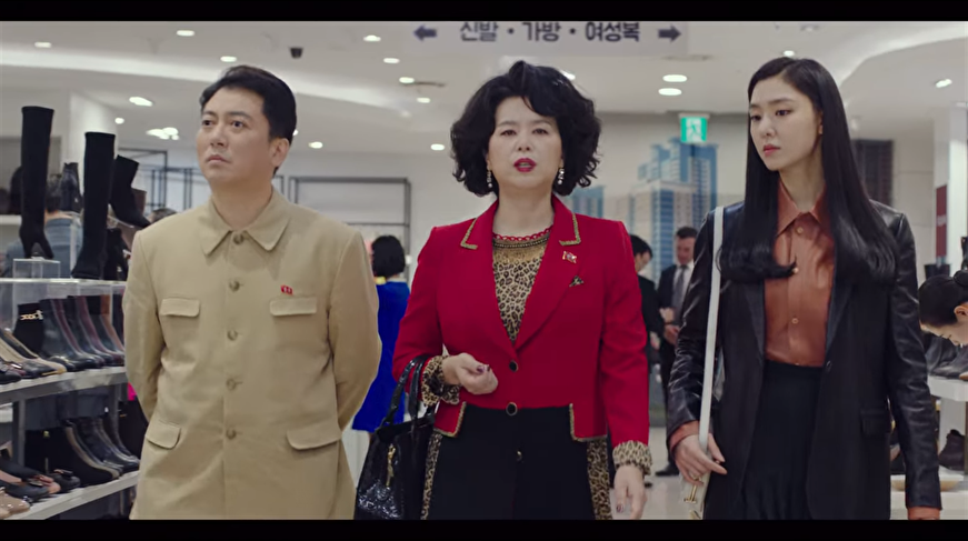 仁川MODA奥特莱斯内部，展示《爱的迫降》剧中不同风格的服饰，适合时尚打卡