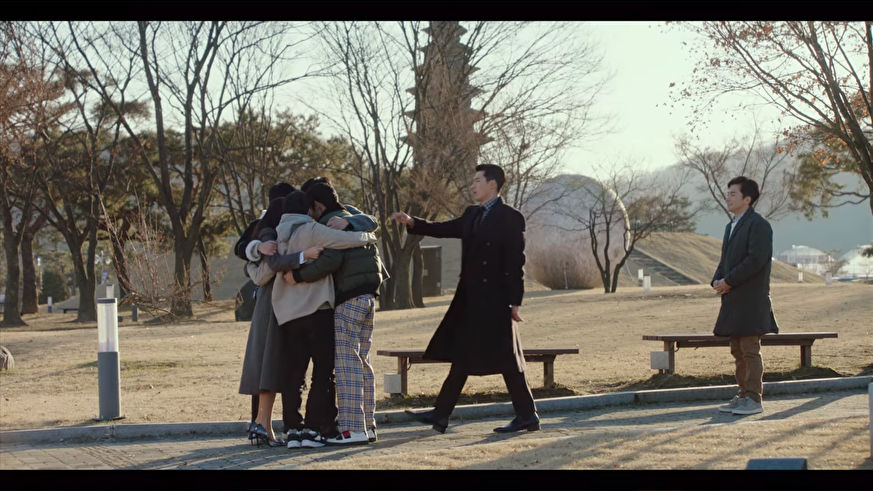 《爱的迫降》剧中重要再会场面，忠州中央塔史迹公园内，众人相聚拥抱时刻