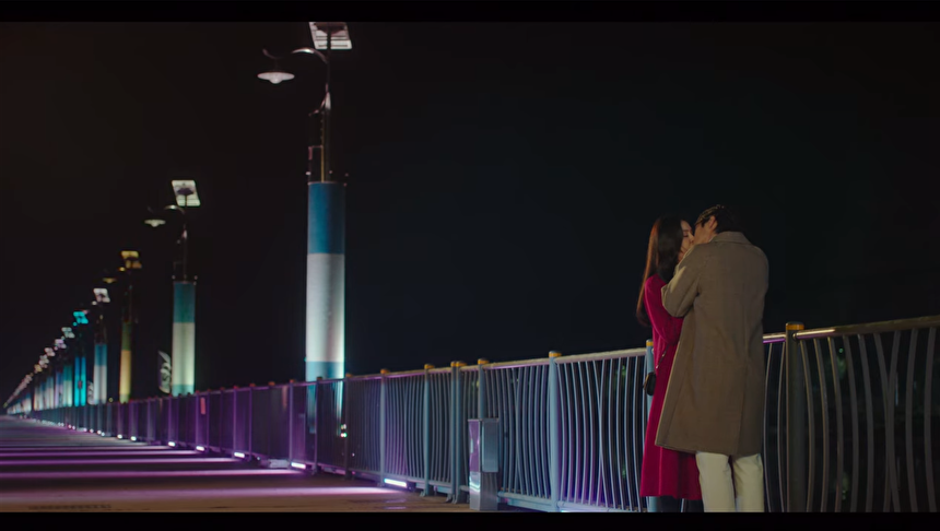 忠州弹琴湖彩虹桥夜景，灯光与河流交相辉映，《爱的迫降》感情戏精彩取景点