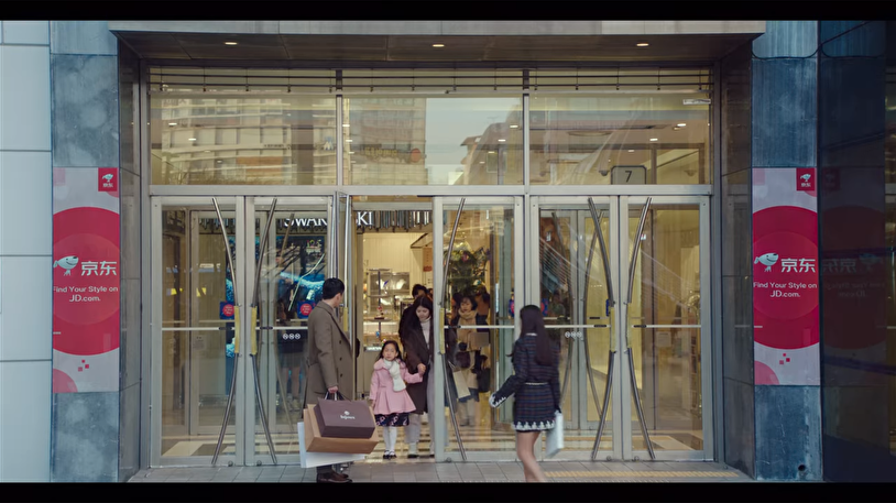 仁川乐天百货店内行走画面，韩剧《爱的迫降》中两人甜蜜购物情节拍摄地