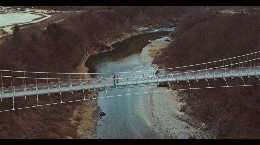 抱川汉滩江天空桥全景，桥下河流及四周生态环境，《爱的迫降》的经典场所