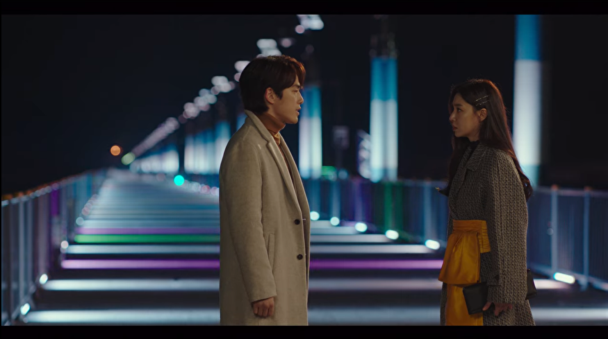 忠州弹琴湖彩虹桥傍晚画面，灯光与山水映衬出繁华美景，《爱的迫降》特别取景地