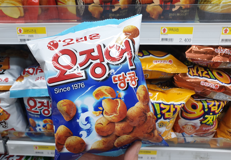 Orion魷魚花生餅乾（오징어땅콩）的一個包裝，自1976年推出，結合魷魚香味與花生餡的經典韓國小吃。