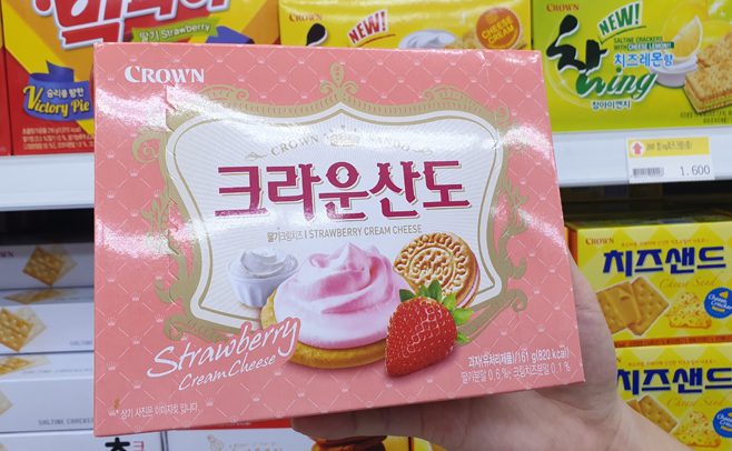 Crown Sando夾心餅乾（크라운산도）包裝，草莓奶油起司風味，自1956年開始出售的長青餅乾品牌。