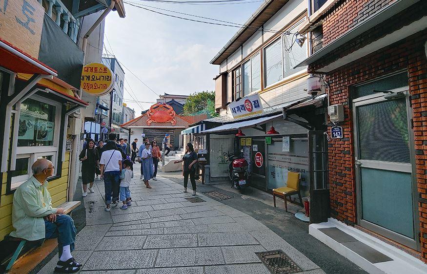 Гүрёнгпо загасчдын гудамжны байшингийн гадна талбай.