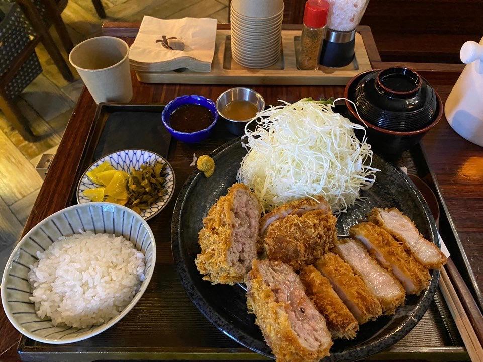Trío de diferentes tipos de katsu servidos con arroz blanco en Crazy Katsu.