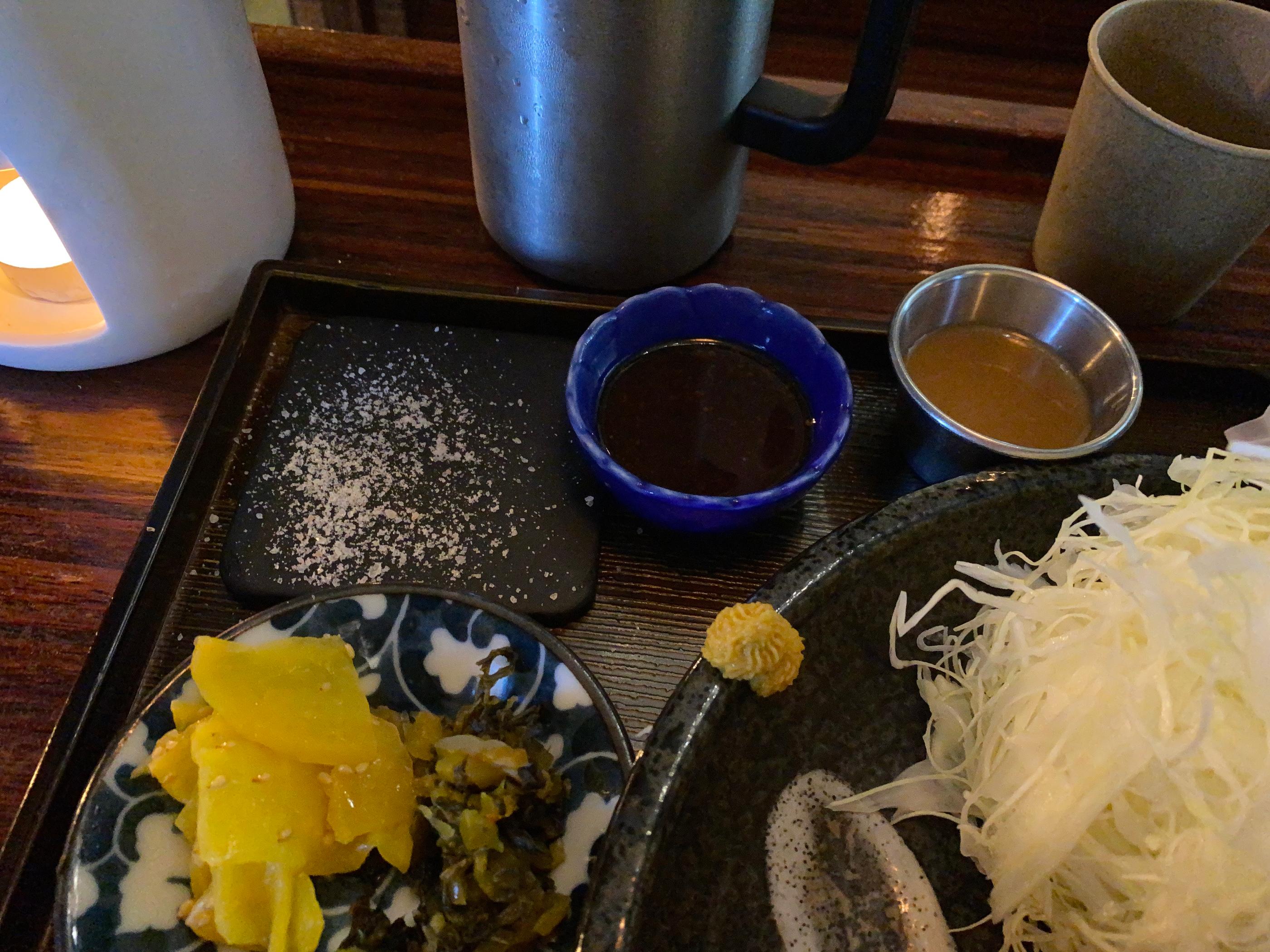 Vista del plato con condimentos como encurtidos y salsas en Crazy Katsu.