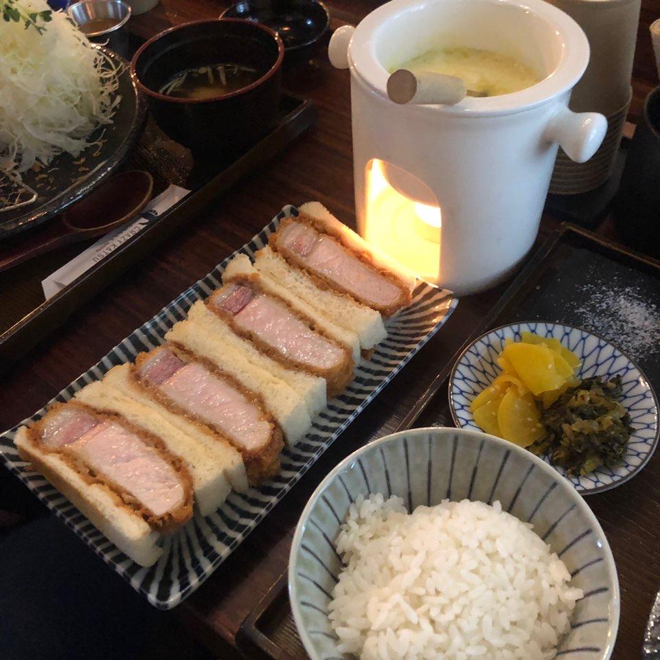 Plato de katsu sando servido con arroz, sopa miso y fondue de queso en Crazy Katsu.