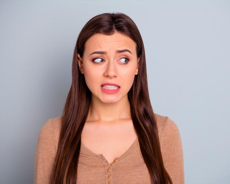 穿著棕色上衣的女性面部模糊照片