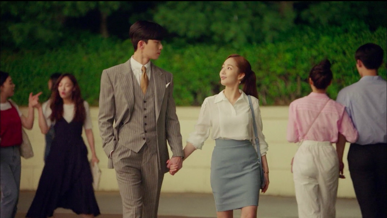 ภาพชายหญิงเกาหลีเดินจับมือกันในที่สาธารณะ แสดงถึง skinship วัฒนธรรมการแสดงออก