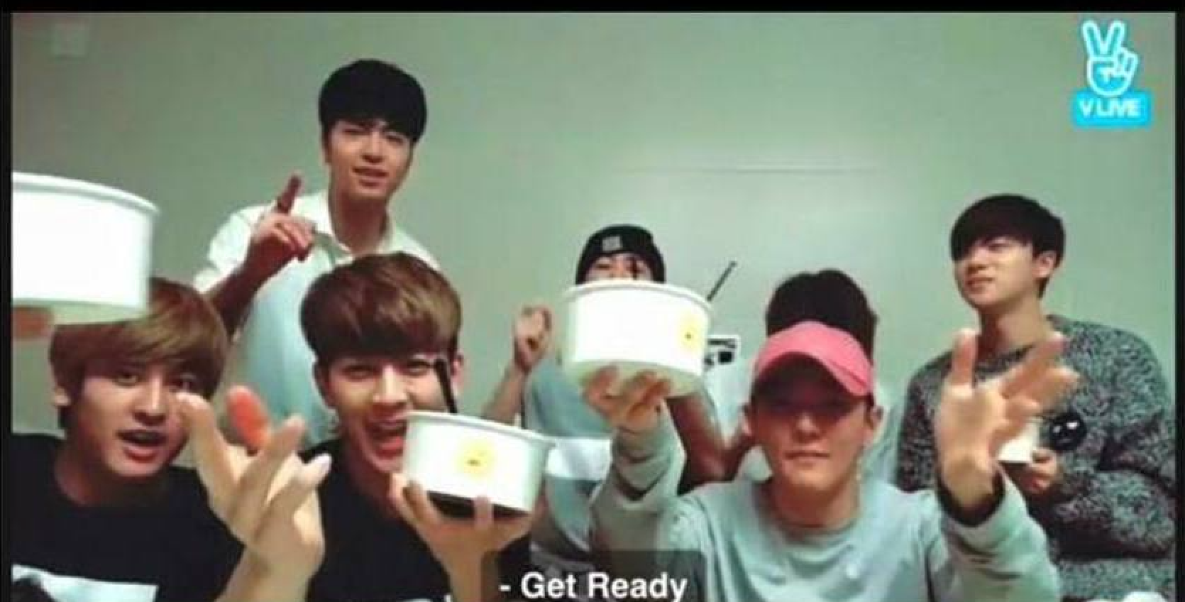 IKON成員在V Live直播中一起享用美食，享受來自Jil'Hal Bros的便當。