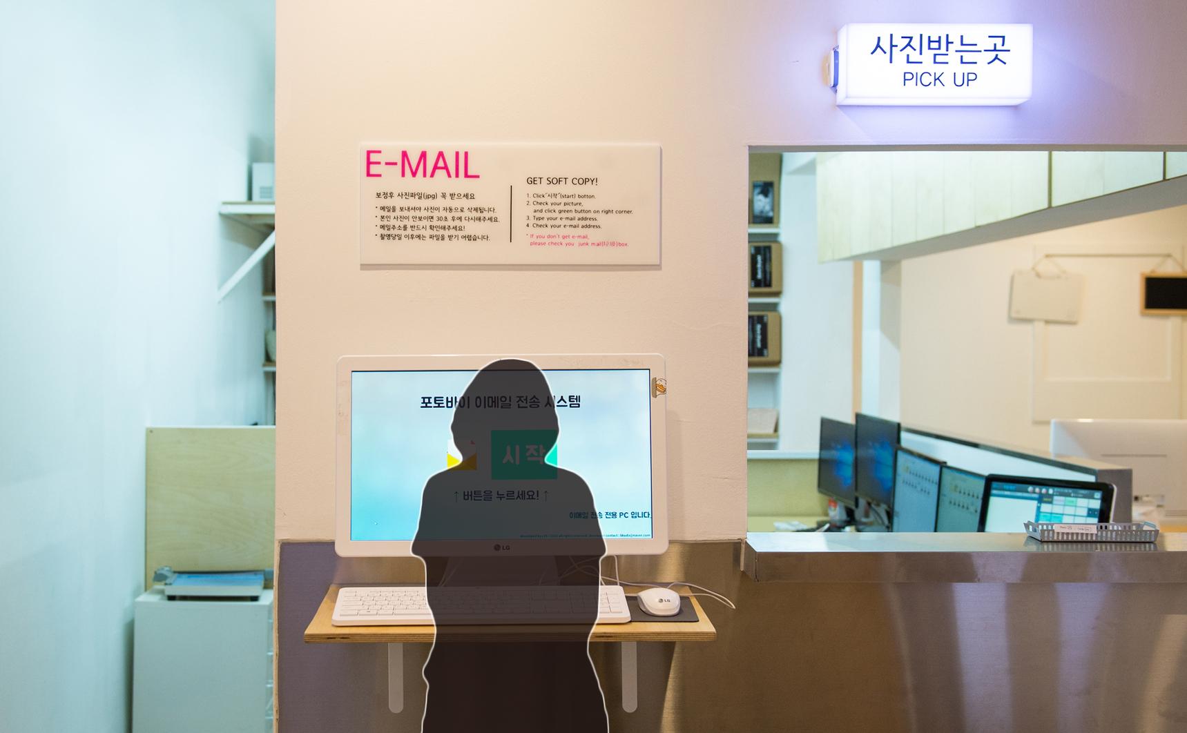 在Photobi攝影工作室完成修圖後的電子郵件發送及照片印製區。