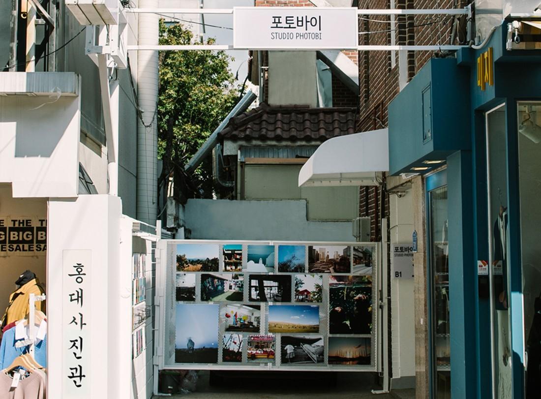 獨特韓式證件相攝影的最優選，位於弘大Photobi攝影工作室的入口。