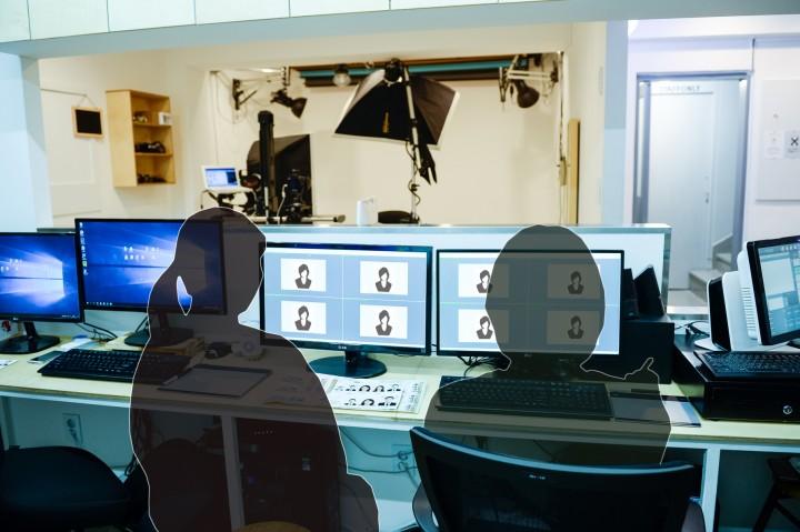 Photobi攝影工作室的數字修圖區，專業修圖師協助挑選及修整照片。